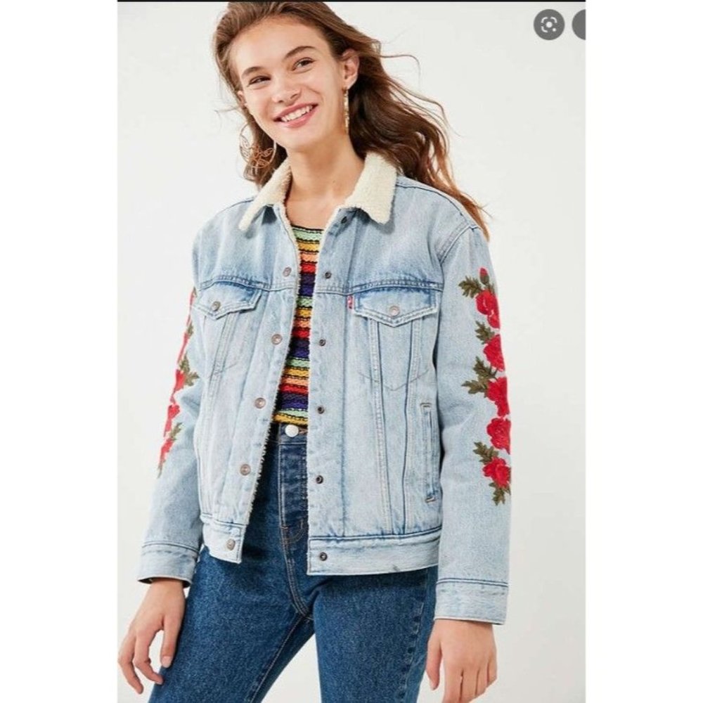 Women's Blue Ex-boyfriend Floral-embroidered Denim Sherpa Trucker Jack… - Picture 3 of 12